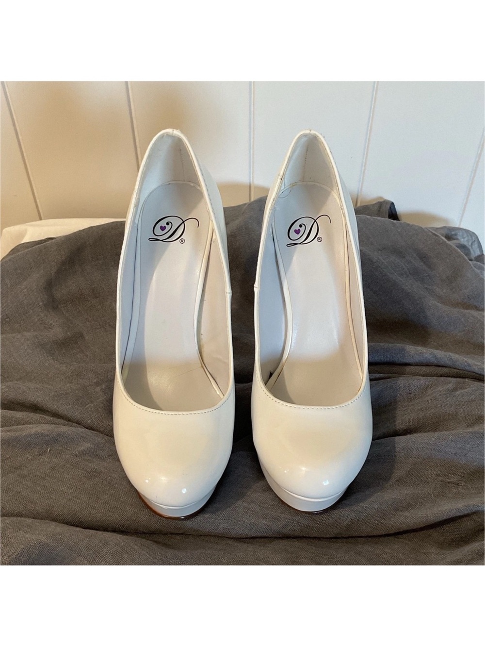 Delicious White Patent Platform Pumps with Rounded Toe